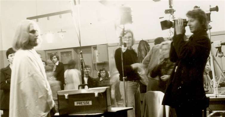 Wen sucht ihr – Jesus von Nazareth.