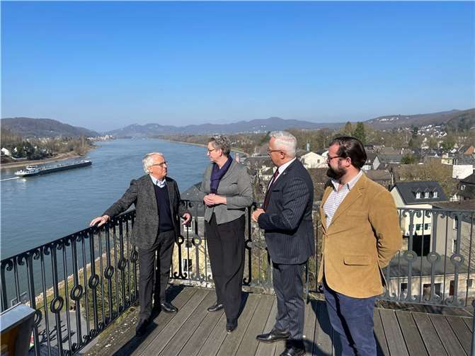 „Wenn Sie mein Herz für Ihre Region erwärmen wollten, haben Sie es geschafft“, kommentierte Bundes-Bauministerin Klara Geywitz, als sie gemeinsam mit Landrat Achim Hallerbach, Hausherr Clemens Freiherr von Weichs zur Wenne (links)und dessen Sohn Ruprecht (rechts) vom Balkon der „Burg Unkel“ den Blick auf Rhein und Siebengebirge genoss.