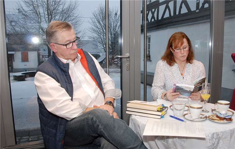 Wenn Ulrike Puderbach und Gerhard Starke ihre Bücher aufschlagen, fließt viel Blut. Die Realität sei oft viel schrecklicher als die ausgedachten Verbrechen, sagt der Ex-Mitarbeiter der Mordkommission Koblenz, Gerhard Starke.