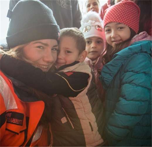Wenn Worte fehlen, um Dinge auszudrücken, ist eine Umarmung mehr als nur ein herzliches Zeichen.Johanniter/Tobias Grosser