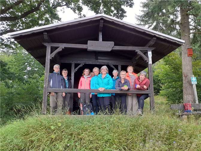 Wenn auch die Vorhersagen gutes Wetter versprochen hatten, wurden die Wanderinnen auf dem Weg zur Hitzlay von einem Regenschauer überrascht.Foto: privat