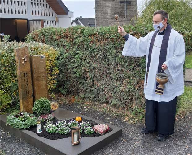 Wenn auch ohne Anwesenheit der Angehörigen wurde wie gewohnt alle Gräber auf den Friedhöfen von Kruft, Kretz und Nickenich durch Pfarrer Norbert Missong gesegnet.Foto: privat