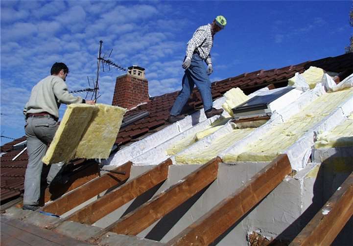 Wenn das Dach neu eingedeckt werden muss, ist es Zeit, die Dämmung zukunftsfähig zu machen. Spätestens jetzt muss sie den Anforderungen der Energieeinsparverordnung genügen. Hier: Zwischensparrendämmung aus Mineralwolle. VZ RLP