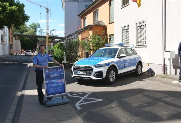 Wenn das Schild auf der Straße steht, dann ist das Bezirksdienstbüro von Matthias Tschöke für die Bürgerinnen und Bürger geöffnet! Foto: Polizeipräsidium Koblenz