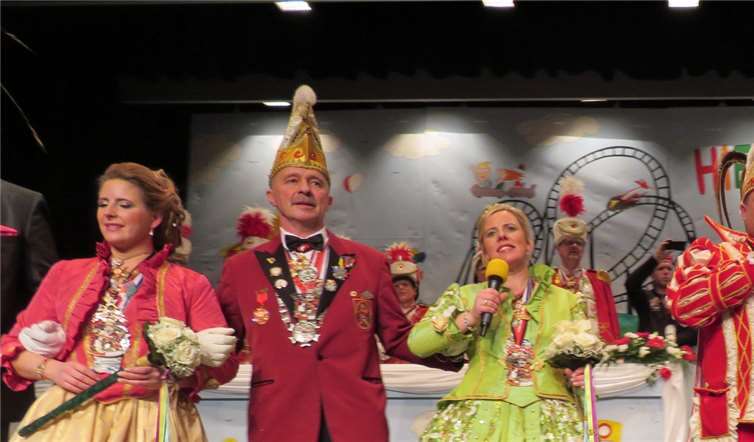 Wenn das Tollitätenpaar und sein Hofstaat singen, ist Stimmung garantiert.