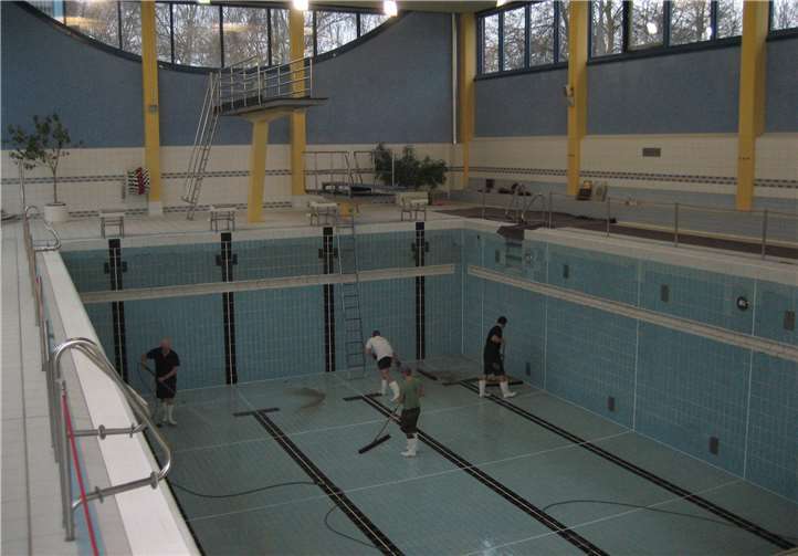 Wenn das Wasser abgelassen ist, rücken die Schwimmmeister mit Schrubbern an und reinigen die Kacheln und Fugen. VG Montabaur