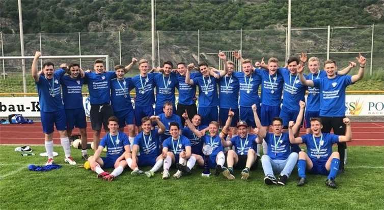 Wenn das kein Grund zum Feiern ist. Die A-Jugendlichen der JSG Westum/Löhndorf sind Bezirksligameister. privat