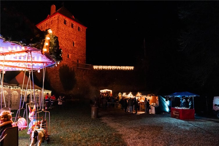 Wenn der 4. Advent naht und der Winter das Sayntal in glitzerndes Weiß taucht, verwandelt sich die Burg Sayn in ein märchenhaftes Winterdorf.  Foto: BURG SAYN Veranstaltungsservice GmbH