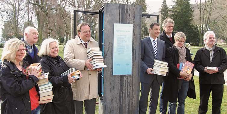 Wenn der Bürger nicht zur Bücherei kommt, muss die Bücherei zum Bürger kommen. Beim Einrichten des Bücherschranks betätigen sich (v.links) Bürgermeister-Sekretärin Marion Götte, „Pate“ Friedhelm Link, Beigeordnete Silvia Zcech, Bürgermeister Bernd Weidenbach, Michael Dötsch (RWE), Hans-Jürgen Grewe (Konstrukteur des Bücherschranks, „Patin“ Carla Gödel.FA