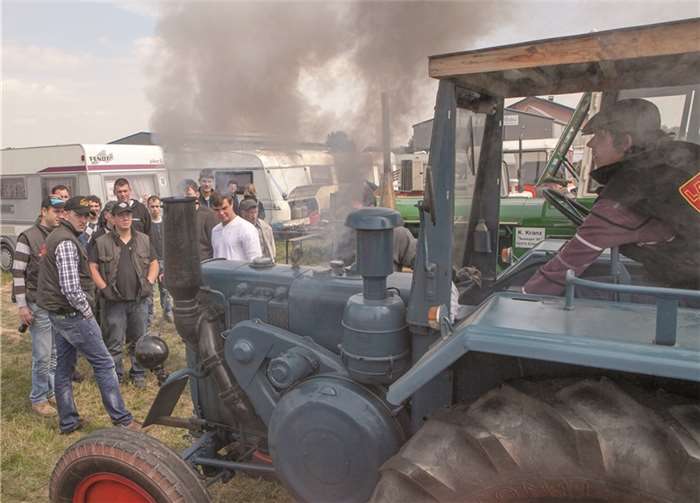 Wenn der Lanz Bulldog von Manuel willkommen aus wesentlich startet, qualmt es kräftig aus den Drei-Liter-Motor mit 36 PS, Baujahr 1950.