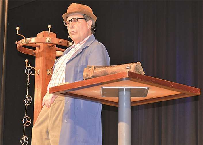 Wenn der notorisch meckernder Hausmeister „Begge Peder“ im breitesten hessischen Dialekt den Mund aufmacht, dann quietscht das Publikum vor Lachen. AB