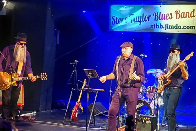 Steve Taylor Blues Band in der Rosenheckhalle Wenn die Taylors als Sharp Dressed Men ZZ Top covern geht die Post ab. Foto: privat
