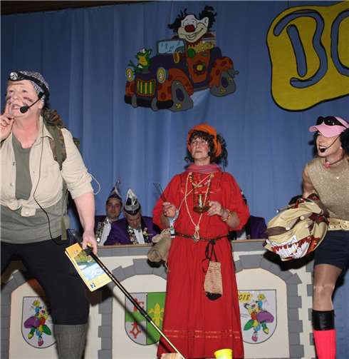 Wenn ein rustikaler Bauerntrampel, eine städtische Yuppie-Zicke und eine nervige Charkra-Tussi sich zum wilden Campen treffen, dann geht es höchst amüsant zur Sache.