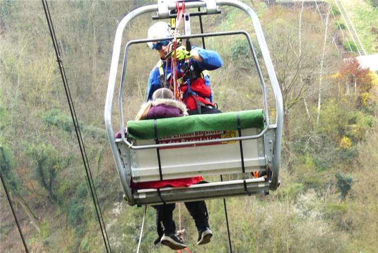 Wenn eine Gondel wegen eines technischen Defektes ihren Dienst verweigern sollte, ist die Hilfeleistung der Bergwacht gefragt.  Fotos: TE