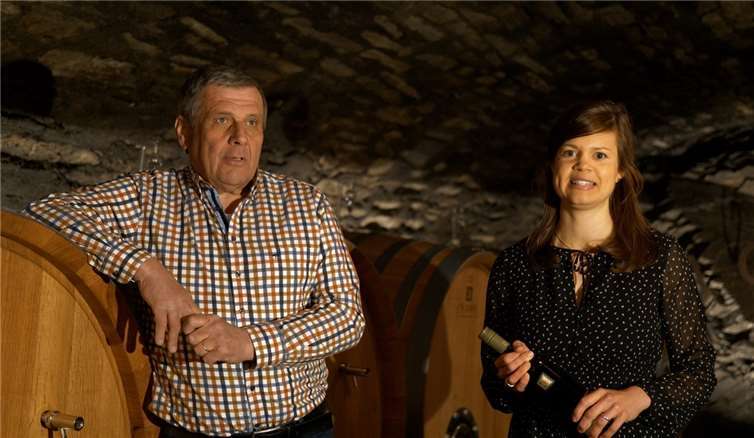 Wenn eine (ehemalige) deutsche Weinkönigin und ein Winzer ihre sinnlichen Erfahrungen rund um den Wein auf Glaube und Kirche übertragen – was kommt dabei raus? Die Antwort: sehr bereichernde, zukunftsweisende und ansprechende Gedanken, jetzt nachzuschauen auf: www.verbundenanderahr.de. Foto: Elmar Gafinen