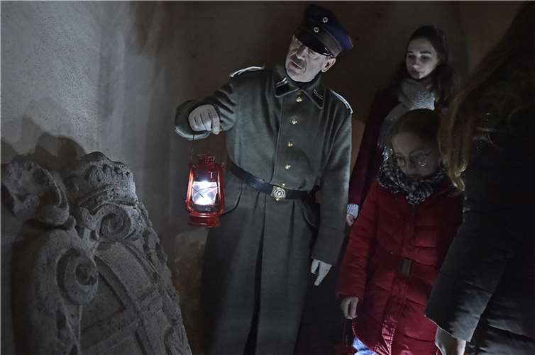 Wenn es draußen schon dämmert entzündet „Festungskanonier“ Jörg Höfer die Laterne und zeigt kleinen und großen Entdeckerinnen und Entdeckern die Festung aus einem ganz anderen Blickwinkel. Foto: Schmalenbach