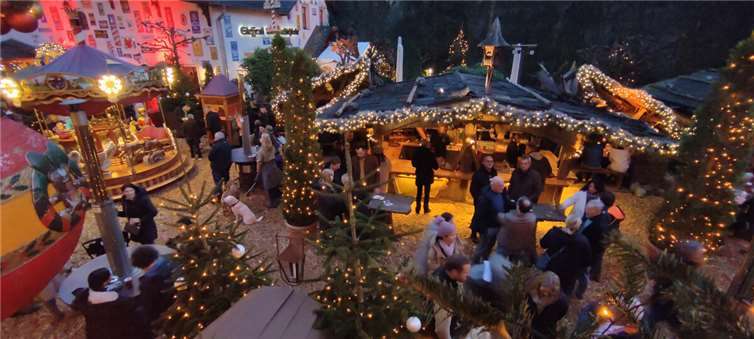 Wenn es dunkel wird, ist man auf dem nostalgischen Weihnachtsmarkt in einer anderen Welt.  Fotos: HEP
