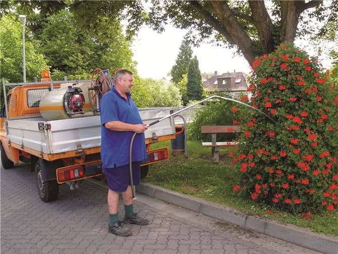 Wenn es heiß wird, hilft nur eins, damit die vielen Blumenrabatte blühen: gießen. privat