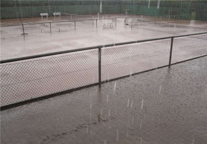 Wenn es regnet, gilt es zu reagieren. Die Plätze waren unbespielbar und so musste kurzfristig das Training in die Sporthallen verlegt werden. Dazu war Improvisationsgabe gefordert. Gut, dass der TCM durch Kooperation mit der Cusanusschule über diese Ausweichmöglichkeit verfügt. privat