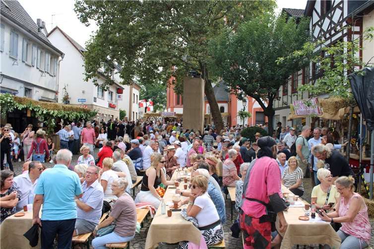 Historisches Novum: Felix I. ist Weinkönig von Heimersheim Wenn in Heimersheim Weinfest gefeiert wird, ist die Resonanz immer spitze.