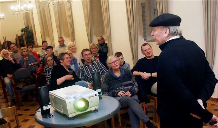 Wenn jemand eine Reise macht, dann kann er viel erzählen wie hier Martin Klotz. Vorne Links seine frau Micha, mit der er in der Algarve war