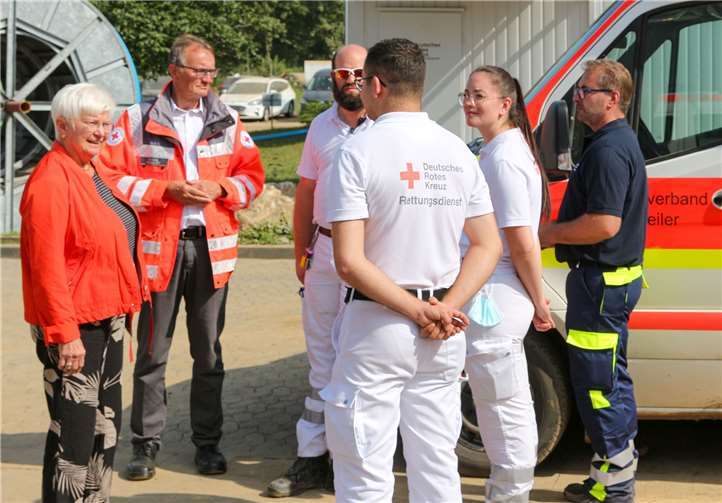 „Wenn nicht jetzt, wann dann?“, machten die Rettungskräfte DRK-Präsidentin Gerda Hasselfeldt und DRK-Landespräsident Rainer Kaul (li.) einem bekannten Lied folgend bei einem Besuch vor Ort die Notwendigkeit eines Neubaus der Rettungswache Bad Neuenahr-Ahrweiler klar. Die Rettunsgwache wurde durch das Ahrhochwasser beschädigt. Seit Jahren wird ein Neubau der mittlerweile viel zu kleinen und beengten Rettungswache durch die DRK-Rettungskräfte gefordert. Foto: Thorsten Trütgen