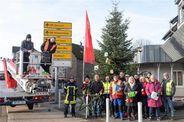 Wenn viele mit anpacken, geht die Arbeit schnell von der Hand, und macht auch noch Spaß: Bei bestem Wetter wurde die Weihnachtsdeko in Oberbieber wieder entfernt.  Foto: Rainer Claaßen