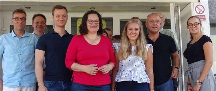 „Wenn wir es nicht schon hätten, müsste das Freiwillige Soziale Jahr erfunden werden“, so Andrea Nahles begeistert im Gespräch mit ehemaligen Schülern der Janusz-Korczak-Schule.privat