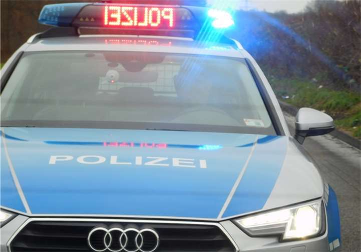 Wer Einsatzfahrzeugen, die mit Einsatzhorn und Blinklich unterwegs sind, keine freie Bahn schafft, muss künftig mit höheren Strafen rechnen. Polizei