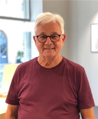 Wer Glück hat, kann Rosenmontag eine der Schokotäfelchen aus fairem Handel ergattern, die Hans-Joachim Schmitz unter anderem vom Wagen des Stadtsoldatencorps „Rut-Wieß“ wirft. Foto: privat