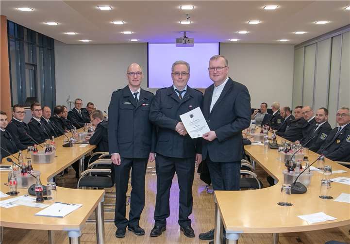 Wer Leiter Achim Klein (links) und Bürgermeister Achim Juchem (rechts) ernannten Volker Tombeux (Mitte) zum neuen Gerätewart Kommunikation und Funk der Freiwilligen Feuerwehr der Gemeinde Grafschaft. Foto: JOST