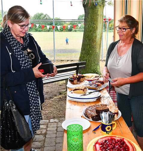 Wer Lust auf eine süße Stärkung hatte, konnte sich am reichhaltigen Kuchenbuffet bedienen.