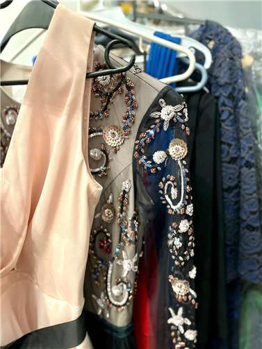 Wer Platz in seinem Kleiderschrank machen möchte, kann bis zu fünf Kleidungsstücke im Vorfeld bei den Veranstaltern abgegeben. Foto:Clarissa Figura