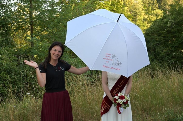 Wer Steckt hinter dem Schirm?