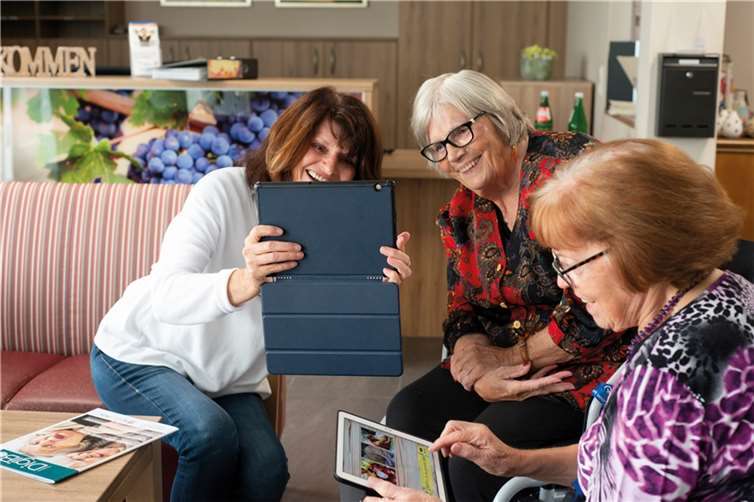Wer als älterer Bürger Freude daran hat, Senioren im Umgang mit ihren Handys, Tablets und Computern zu unterstützen, sollte sich als Digitalbotschafter ausbilden lassen.  Foto: Jonas Otte