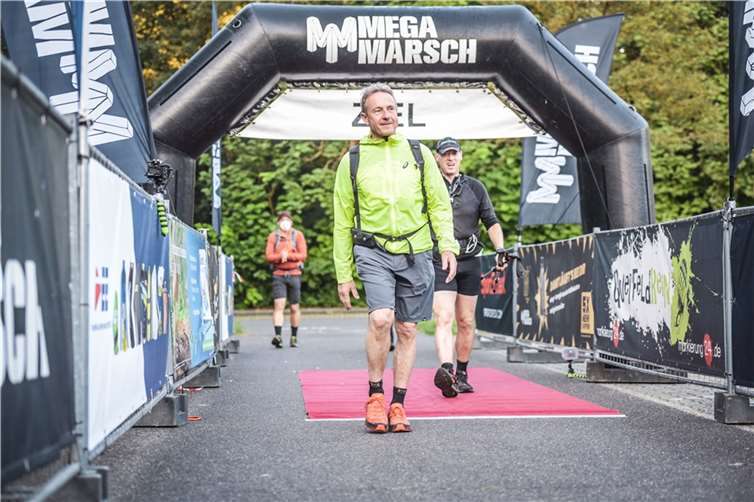 Wer bei einem 50- oder gar 100-km-Megamarsch die Ziellinie sehen will, muss viel trainieren. Fotos: Bünnagel