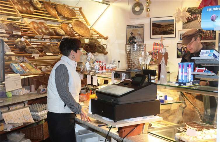 Wer das Lädchen von Annemie Durben betritt, der darf mit einer individuellen Bedienung rechnen und auch auf ein ganz persönliches Schwätzchen hoffen. Fotos: Hans-Josef Schneider