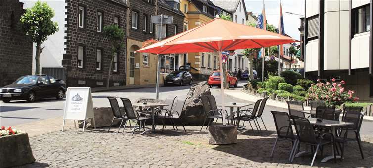 Wer das pulsierende Leben in der Mendiger Innenstadt hautnah erleben- und dabei genüsslich seinen Kaffee oder seinen Cocktail schlürfen möchte, findet hier einen idealen Platz dafür.
