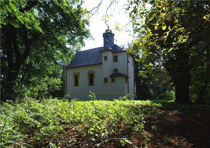 Wer den Weg durch die alte Bassenheimer Baumallee hinauf zum Gipfel des Karmelenberges nimmt, wird durch diesen Anblick der Marienkapelle belohnt. Seit über 350 Jahren ist das barocke Waldkirchlein Ziel vieler Pilger, Wanderer und Stille suchender Menschen.privat
