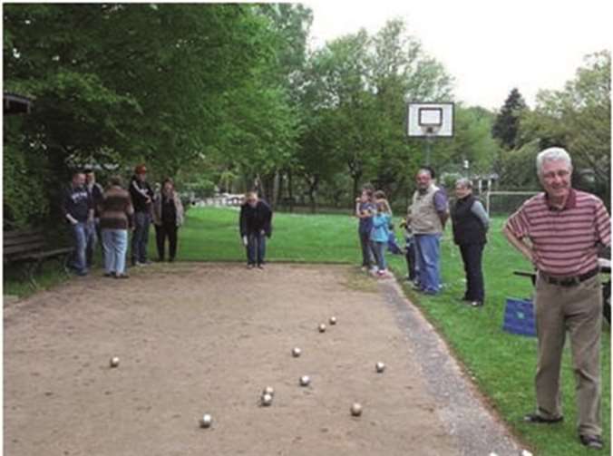 Wer die Ruhe hat, ist klar im Vorteil: Boule ist kein Leistungssport, man braucht nur Zielsicherheit und eine ruhige Hand. privat