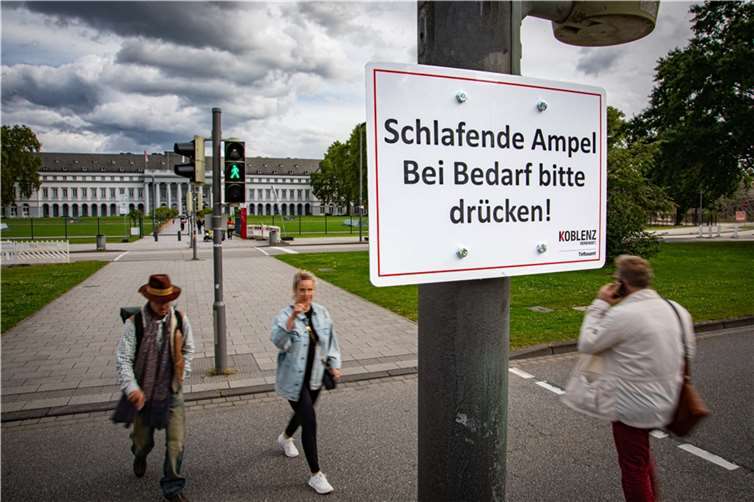Wer die erste Querung von der Schlossstraße auf die Mittelinsel der Neustadt nutzt, der findet dort ab sofort die erste „schlafende Ampel“ bzw. Dunkelampel in Koblenz. Sie wird erst aktiviert, wenn der Taster an der Ampel bedient wird.  Fotos: Stadt Koblenz/Andreas Egenolf