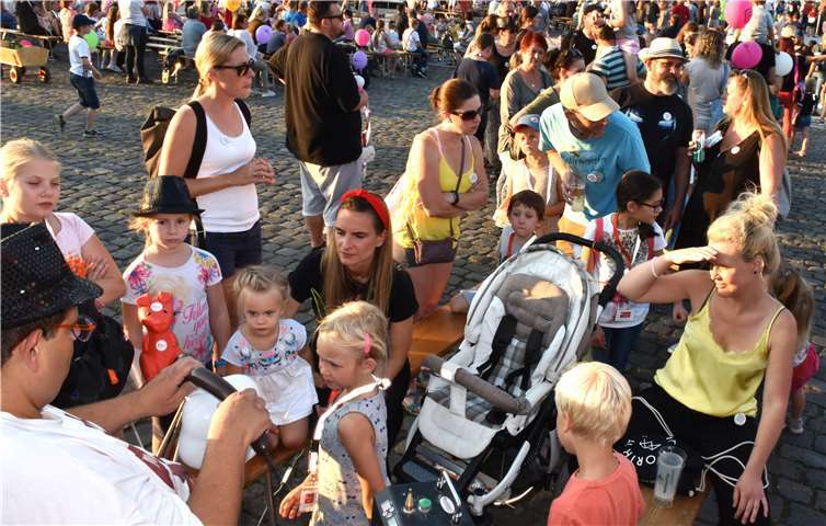 Wer eine kleine Figur aus Luftballons wollte, musste Schlange stehen.