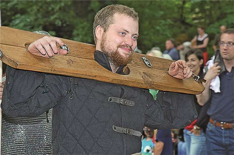 Wer einen Ritter beleidigt, dem wird der Schandkragen umgelegt.