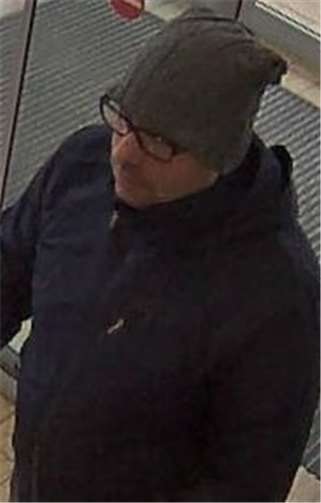 Wer erinnert sich an diese zwei Männer? Polizei Bonn