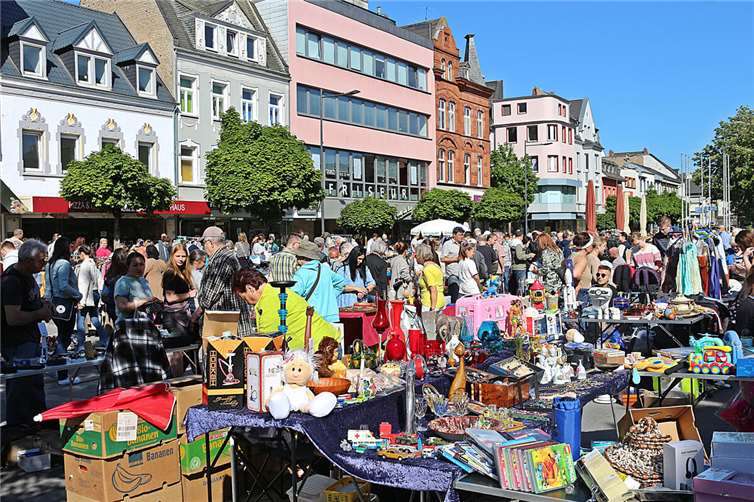 Wer gerne stöbert, feilscht und fündig wird, sollte sich den Samstag, 20. September, vormerken. Dann verwandelt sich die Neuwieder Innenstadt erneut in ein Paradies für Schatzsucher und Trödelfans. Foto: Franz-Josef Dehenn