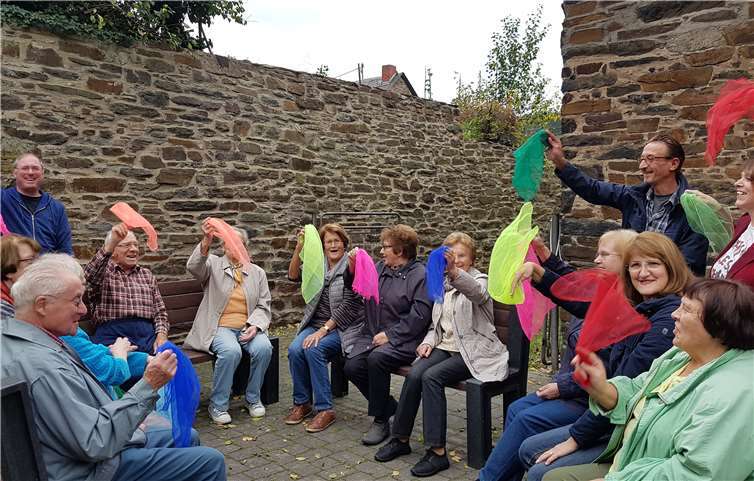 Wer hätte das gedacht? Bänke sind eignen sich nicht für die Ruhepausen nach der Bewegung, sondern können wunderbar auch in Bewegungseinheiten integriert werden.Foto: privat