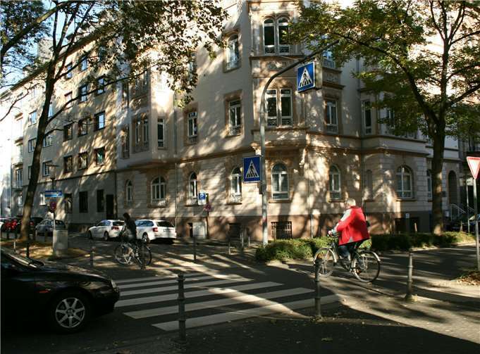 Wer hat an einem Zebrastreifen Vorfahrt, wenn Autofahrer und Radler kreuzen? Diese und andere Frage beantworten Experten an der ADFC/AOK-Hotline. Privat