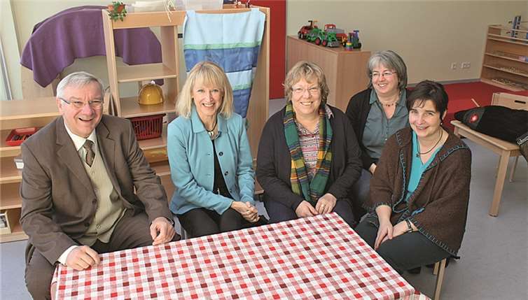 Wer hat auf meinem Stühlchen gesessen? Oberbürgermeister Prof. Dr. Joachim Hofmann-Göttig, Bürgermeisterin Marie-Theres Hammes-Rosenstein, Jugendamtsleiterin Elvira Unkelbach, Sachbereichsleiterin Kindertagesbetreuung Daniela Machein und Kita-Leiterin Anja Müller (v. l.). Stadt Koblenz