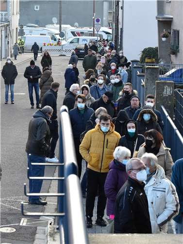 Wer in Kruft geimpft werden wollte, brauchte Geduld und möglichst warme Kleidung. Doch das nahmen die vielen Impfwilligen an der Krufter Vulkanhalle gerne in Kauf.Foto: C. Schlüter / VG Pellenz