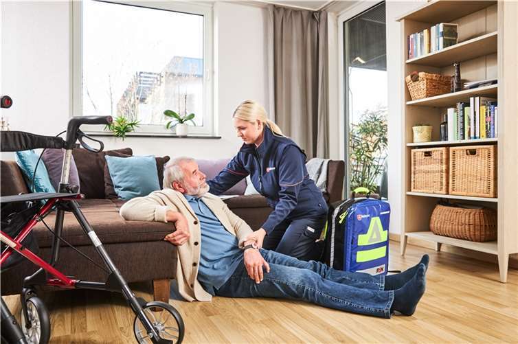 Wer in seinem eigenen Zuhause auch im höheren Alter lebt, braucht meistens ein paar Helfer. Dazu zählt auch der Hausnotruf, denn der ist 24 Stunden verfügbar, hört genau hin und kostet nicht viel. Quelle: Malteser Hilfsdienst gGmbH